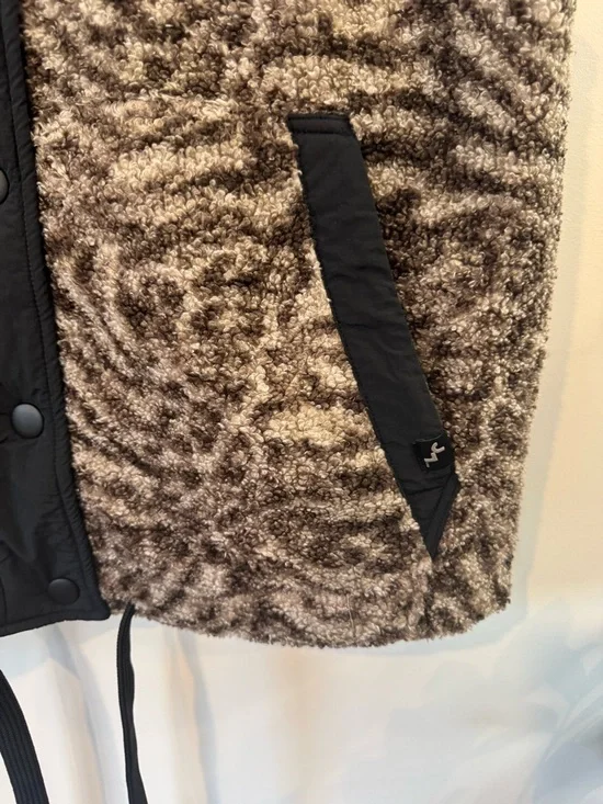 JoyLab Women's High Pile Sherpa Lodge Vest, Brown/Black Animal Print, Sz M, NWT - Picture 6 of 12